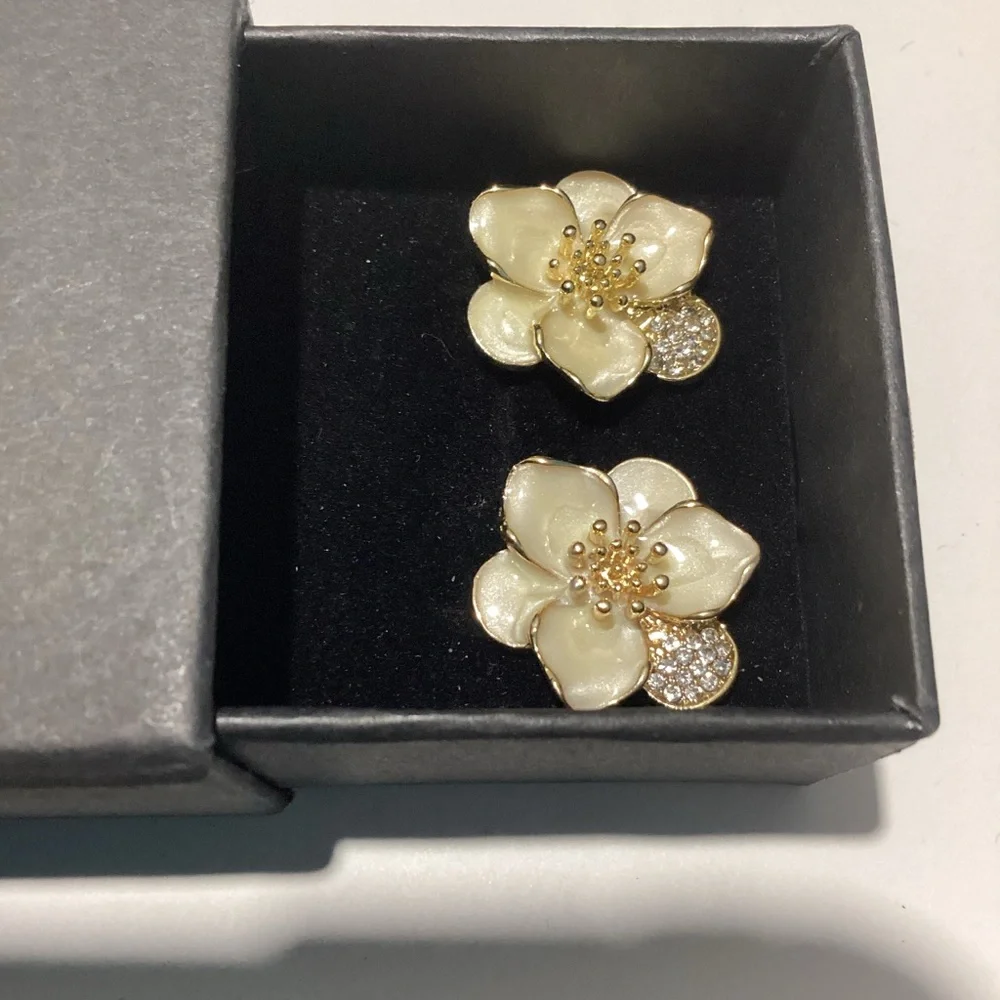 🌸GoldTone Polychrome White Hibiscus Flower Post Back Earrings